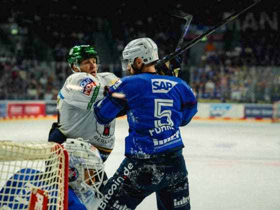 September 20, 2026, xwppx, Penny DEL Ice Hockey, Adler Mannheim vs. Eisbären Berlin; from left: Tobias Fohrler (Adler Mannheim) and Yannick Veilleux (Eisbären Berlin)