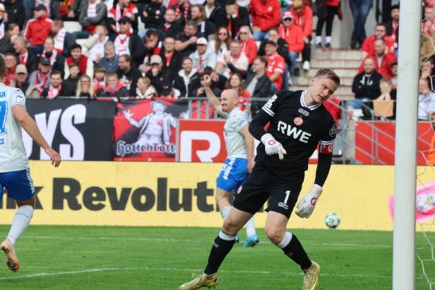 Rot-Weiss Essen vs. FC Hansa Rostock, Essen, September 20, 2026; Soccer, 3rd Division; Rot-Weiss Essen vs. FC Hansa Rostock, 0–1; Cheers after Maximilian Krauß s goal; FC Hansa Rostock goalkeeper Golz; Rot-Weiss Essen defeated; Stadion an der Hafenstr., North Rhine-Westphalia, Germany