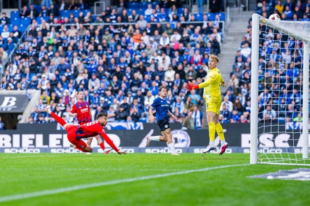 September 20, 2026 Soccer, 2026–2027, 2. Bundesliga, Matchday 6, DSC Arminia Bielefeld 1 FC Heidenheim M Julian Niehues Heidenheim with a header, scoring chance in front of R Jonas Kersken Bielefeld DFL REGULATIONS PROHIBIT ANY USE OF PHOTOGRAPHS AS IMAGE SEQUENCES AND OR QUASI-VIDEO