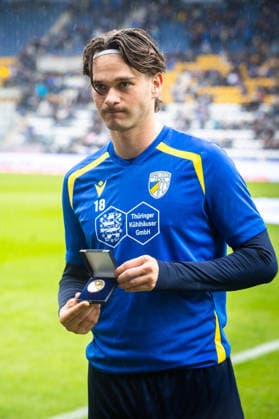 Jena, 200926, Regional Soccer League, FC Carl Zeiss vs. Lok Leipzig; photo shows Elias Löder of Jena being honored for the Goal of the Month