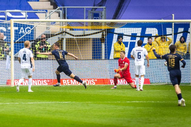 Jena, June 26, 2009, Regional Soccer League: FC Carl Zeiss vs. Lok Leipzig. Pictured: Luca Wollschläger of Jena scores the goal to make it 1–0.
