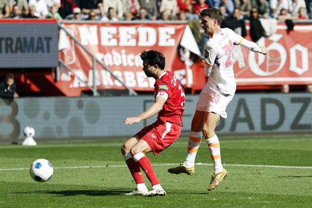 ENSCHEDE - Guus Til of PSV Eindhoven scores the 1-2, Robin Pröpper of FC Twente (left) is late during the Dutch Eredivisie match between FC Twente and PSV at Stadion De Grolsch Veste on September 20, 2026 in Enschede, the Netherlands. VINCENT JANNINK ANP Eredivisie 2026 27 xVIxANPxSportx xxANPxIVx 569395989 originalFilename: 569395989.jpg