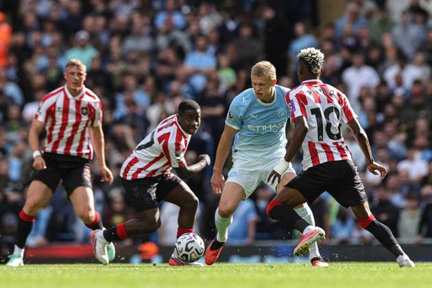 Premier League: Manchester City v Sunderland Erling Haaland of Manchester City holds the ball during the Premier League match Manchester City vs Sunderland at Etihad Stadium, Manchester, United Kingdom on 20 September 2026 (Photo by Mark Cosgrove News Images) Manchester Etihad Stadium Greater Manchester United, ManU Kingdom Copyright: xMarkxCosgrove NewsxImagesx