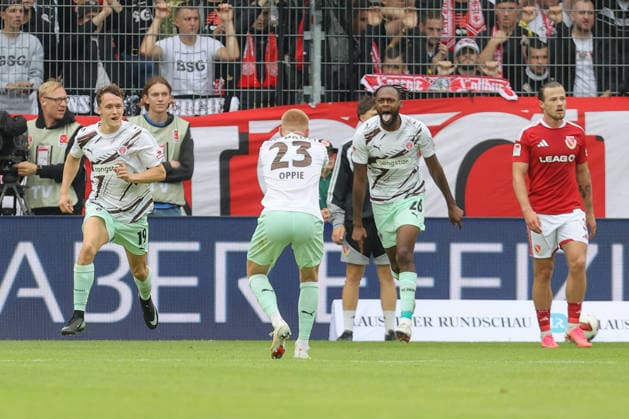 September 20, 2026, xtgx, Soccer 2. Bundesliga, FC Energie Cottbus vs. FC St. Pauli, from left: Martijn Kaars (St. Pauli), 19, Louis Oppie (St. Pauli), 23, Ricky Jade Jones (St. Pauli), 26, cheering, Goal celebration, celebrating the goal, DFL and DFB regulations prohibit any use of photographs as image sequences and or quasi-video. Cottbus