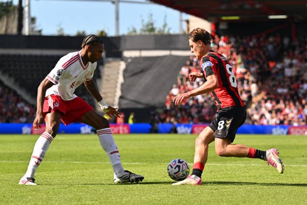 Bournemouth v Liverpool, Premier League Alex Scott (8) of AFC Bournemouth on the attack battles for possession with Jeremy Jacquet (5) of Liverpool during the Premier League match between Bournemouth and Liverpool at the Vitality Stadium, Bournemouth, UK on 20 September 2026. Bournemouth Vitality Stadium Dorset UK Editorial use only DataCo restrictions apply See www.football-dataco.com , Copyright: xGrahamxHuntx PSI-24931-0058