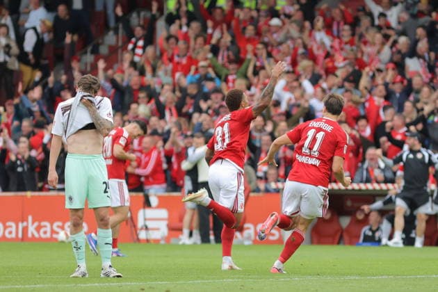 Goal scorer No. 31 Justin Butler (Energie Cottbus) and No. 11 Moritz Hannemann (Energie Cottbus) celebrate the 1-0 win for Cottbus Soccer, 2. Bundesliga, 2026–2027: FC Energie Cottbus vs. FC St. Pauli
