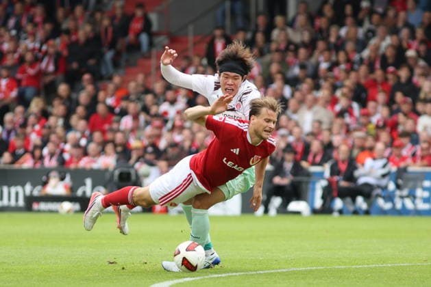 15 Tomoya Ando (St. Pauli), right back, brings 11 Moritz Hannemann (Energie Cottbus) to the game. Soccer, 2. Bundesliga, 2026–2027, FC Energie Cottbus vs. FC St. Pauli