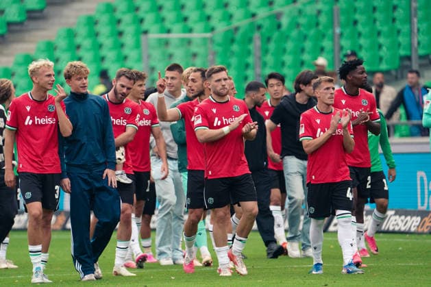 Germany Soccer 2. Bundesliga 2026–2027, Matchday 6: Hannover 96 vs. VfL Bochum at Heinz von Heiden Arena Stadium in Hannover; Hannover 96 players thank the fans after the game Copyright: xAymanxAlahmedx