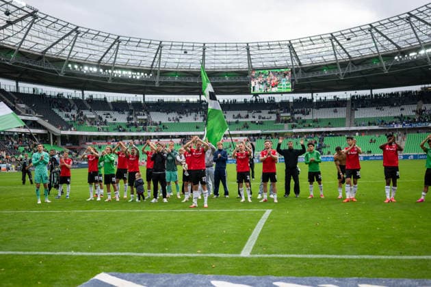 2. Bundesliga: Hannover 96 vs. VfL Bochum on September 20, 2026, at the HDI Arena in Hannover. The Hannover 96 team led by Stefan Teitur Thordarson after the victory MT