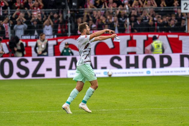 September 20, 2026: Energie Cottbus vs. FC St. Pauli, Matchday 6 of the 2. Bundesliga at the LEAG Energie Stadium. Lars Ritzka of FC St. Pauli, 21, holding a note, shouts to his teammates: IMPORTANT NOTICE: In accordance with the guidelines of the DFL and the DFB, it is prohibited to use or allow the use of photographs taken in the stadium and or during the game in the form of sequential images and or video-like photo series. Copyright: xJamesxZabelx