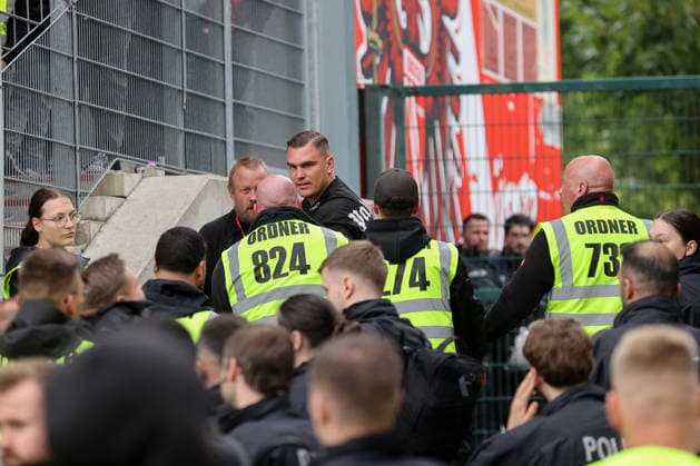 September 20, 2026, xtgx, Soccer 2. Bundesliga, FC Energie Cottbus vs. FC St. Pauli; from left: security guards and police officers are removing people from the stadium who had attempted to reach the visitors section through the concourse. DFL DFB REGULATIONS PROHIBIT ANY USE OF PHOTOGRAPHS AS IMAGE SEQUENCES AND OR QUASI-VIDEO. Cottbus