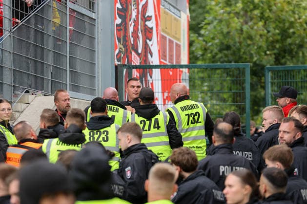 September 20, 2026, xtgx, Soccer 2. Bundesliga, FC Energie Cottbus vs. FC St. Pauli; from left: security guards and police officers are removing people from the stadium who had attempted to reach the visitors section through the concourse. DFL DFB REGULATIONS PROHIBIT ANY USE OF PHOTOGRAPHS AS IMAGE SEQUENCES AND OR QUASI-VIDEO. Cottbus