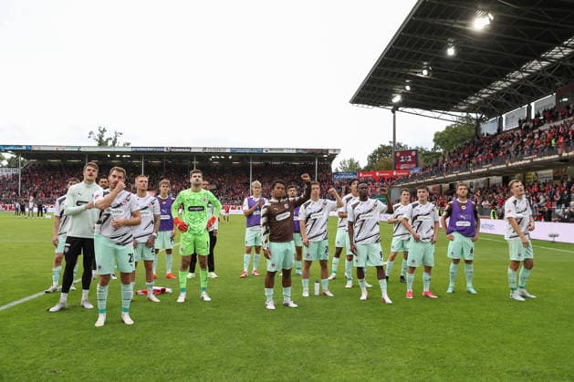 September 20, 2026, xtgx, Soccer 2. Bundesliga, FC Energie Cottbus vs. FC St. Pauli, from left: Pauli thanks the fans. DFL and DFB regulations prohibit any use of photographs as image sequences and or quasi-video. Cottbus