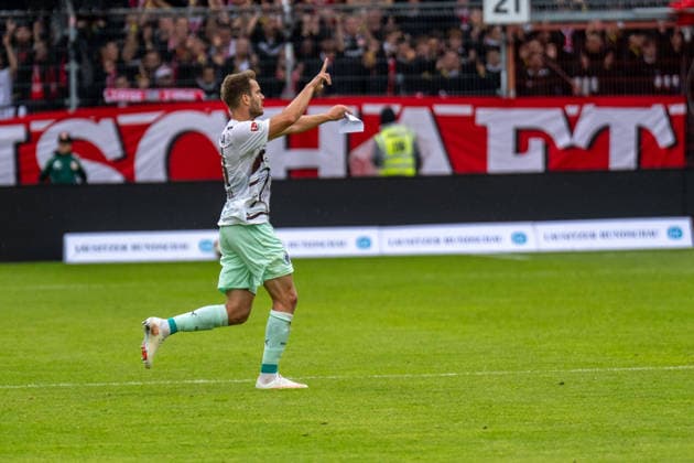September 20, 2026: Energie Cottbus vs. FC St. Pauli, Matchday 6 of the 2. Bundesliga at the LEAG Energie Stadium. Lars Ritzka of FC St. Pauli, 21, holding a note, shouts to his teammates: IMPORTANT NOTICE: In accordance with the guidelines of the DFL and the DFB, it is prohibited to use or allow the use of photographs taken in the stadium and or during the game in the form of sequential images and or video-like photo series. Copyright: xJamesxZabelx