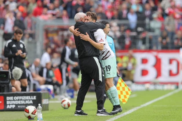 September 20, 2026, xtgx, Soccer 2. Bundesliga, FC Energie Cottbus vs. FC St. Pauli, from left: Assistant Coach Peter Nemeth, Martijn Kaars, St. Pauli, 19, cheering, goal celebration, celebrating the goal, DFL DFB REGULATIONS PROHIBIT ANY USE OF PHOTOGRAPHS AS IMAGE SEQUENCES AND OR QUASI-VIDEO, Cottbus