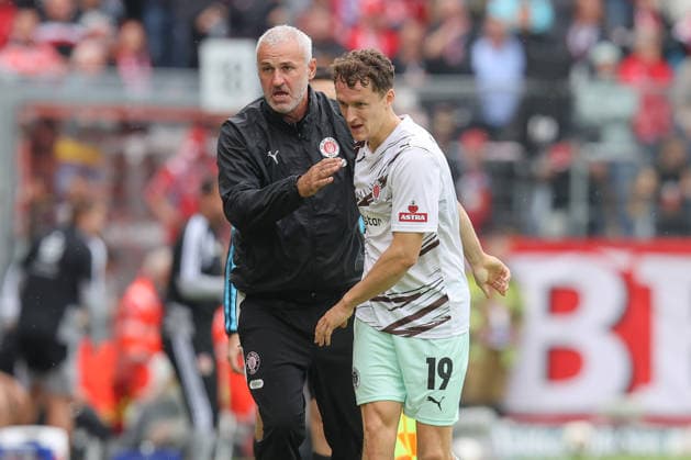 September 20, 2026, xtgx, Soccer 2. Bundesliga, FC Energie Cottbus vs. FC St. Pauli, from left: Assistant Coach Peter Nemeth, Martijn Kaars, St. Pauli, 19, cheering, goal celebration, celebrating the goal, DFL DFB REGULATIONS PROHIBIT ANY USE OF PHOTOGRAPHS AS IMAGE SEQUENCES AND OR QUASI-VIDEO, Cottbus