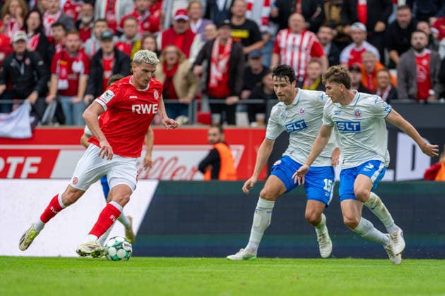 Marek Janssen (Rot Weiss Essen), 20 dribbles; Ahmet Guerleyen (FC Hansa Rostock), 15; and Florian Bohnert (FC Hansa Rostock), 03, in the match between Rot Weiss Essen and FC Hansa Rostock, soccer, 3rd Division, Matchday 7, 2026–27 season, September 20, 2026. DFL regulations prohibit any use of photographs as image sequences and or quasi-video. Rot-Weiss Essen vs. FC Hansa Rostock, Soccer, 3rd League, Matchday 7, 2026–27 Season, September 20, 2026, Essen Copyright: xEibner-Pressefoto LukasxBaldygax EP_LBA
