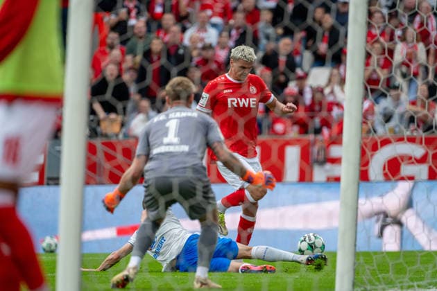 Florian Bohnert (FC Hansa Rostock, 03) clears the ball with a sliding tackle before Marek Janssen (Rot-Weiss Essen, 20) can take a shot, 01rosnim Goal: Rot-Weiss Essen vs. FC Hansa Rostock, Soccer, 3rd Division, Matchday 7, 2026–27 season, September 20, 2026, DFL regulations prohibit any use of photographs as image sequences and or quasi-video. Rot-Weiss Essen vs. FC Hansa Rostock, Soccer, 3rd League, Matchday 7, 2026–27 Season, September 20, 2026, Essen Copyright: xEibner-Pressefoto LukasxBaldygax EP_LBA