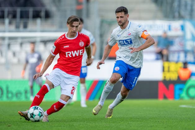 Nick Baetzner (Rot Weiss Essen), 25, tackled by Marco Schuster (FC Hansa Rostock), 05, Rot Weiss Essen vs. FC Hansa Rostock, Soccer, 3rd Division, Matchday 7, 2026–27 Season, September 20, 2026, DFL regulations prohibit any use of photographs as image sequences and or quasi-video, Rot-Weiss Essen vs. FC Hansa Rostock, Soccer, 3rd Division, Matchday 7, 2026–27 Season, September 20, 2026, Essen Copyright: xEibner-Pressefoto LukasxBaldygax EP_LBA