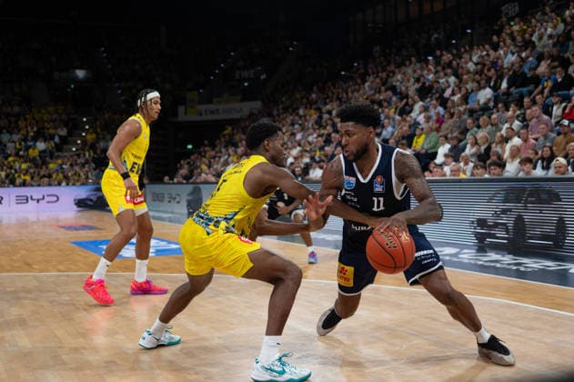 September 20, 2026, GER, Basketball, Bundesliga 1 Matchday, 2026–2027 Season, Oldenburg, EWE Arena, EWE Baskets Oldenburg vs. Syntainics MBC Anthony GAINES, Syntainics MBC 11; Jeremy ROACH, EWE Baskets Oldenburg 5; Oldenburg, EWE Arena, Lower Saxony, Germany Copyright: xnordphotoxGmbHx xRojahnx