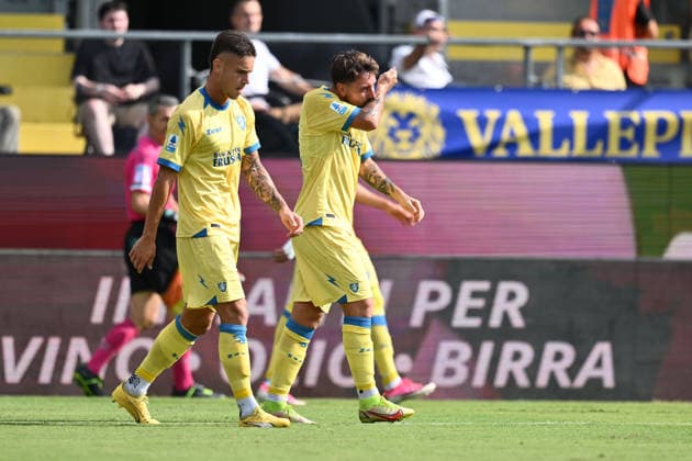 IPA88759957 - Giacomo Calo of Frosinone Calcio celebrates after scoring the goal that made the score 1-0 during Matchday 5 of the Serie A Championship between Frosinone Calcio and Como 1907 at Benito Stirpe Stadium on September 20, 2026, in Frosinone, Italy.  Copyright: xDomenicoxCippitelli IPAxSportx xx IPA88759957