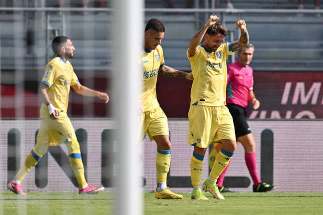 IPA88759924 - Giacomo Calo of Frosinone Calcio celebrates after scoring the goal that made the score 1-0 during Matchday 5 of the Serie A Championship between Frosinone Calcio and Como 1907 at Benito Stirpe Stadium on September 20, 2026, in Frosinone, Italy.  Copyright: xDomenicoxCippitelli IPAxSportx xx IPA88759924