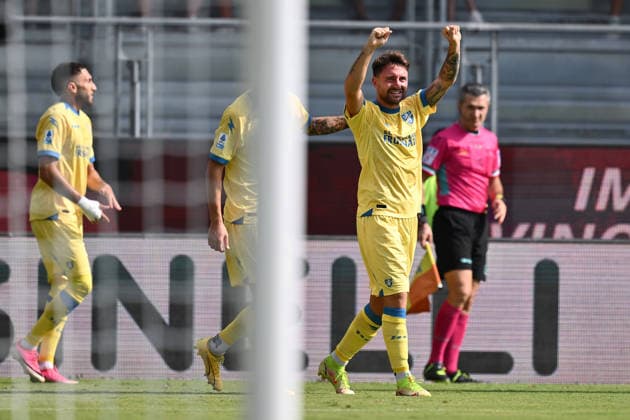 IPA88759974 - Giacomo Calo of Frosinone Calcio celebrates after scoring the goal that made the score 1-0 during Matchday 5 of the Serie A Championship between Frosinone Calcio and Como 1907, at Benito Stirpe Stadium on September 20, 2026, in Frosinone, Italy.  Copyright: xDomenicoxCippitelli IPAxSportx xx IPA88759974