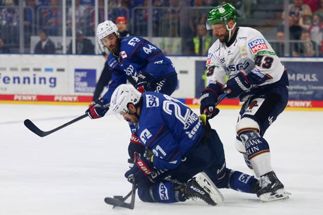 iv li in a one-on-one battle, Kris Bennet of Adler Mannheim, 21, Patrick Khdodorenko of Eisbären Berlin, 13 GER Adler Mannheim Eisbären Berlin Ice Hockey DEL Matchday 2 of the 2026–2027 season September 20, 2026 GER Adler Mannheim Eisbären Berlin Ice Hockey PENNY DEL Matchday 2 of the 2026–2027 season September 20, 2026, Mannheim Copyright: xEibner-Pressefoto JoergxHirschx EP_JHH