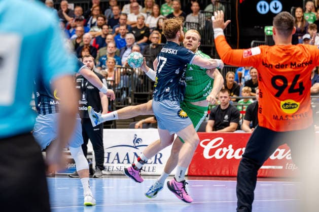 Düsseldorf, September 20, 2026, Handball, Men’s, Opel Bundesliga, Matchday 5, 2026–2027 Bergische HC vs. Füchse Berlin, Matthes Langhoff (Füchse Berlin), 25, in a duel with Johannes Wasielewski (Bergische HC), 77