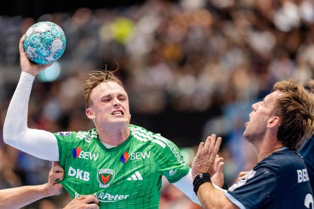 Düsseldorf, September 20, 2026, Handball, Men s, Opel Bundesliga, Matchday 5, 2026–2027 Bergische HC vs. Füchse Berlin Tobias Grondahl (Füchse Berlin), 15, in a one-on-one battle with Tom Bergner (Bergische HC), 28