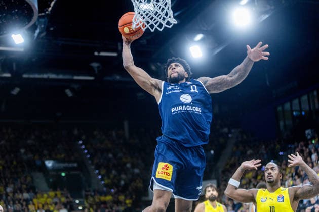 Oldenburg, Lower Saxony, Germany, September 20, 2026, Anthony Gaines (left), Syntainics MBC, and Nate Johnson (right), EWE Baskets Oldenburg; EWE Baskets Oldenburg vs. Syntainics MBC; Basketball; 1; Basketball Bundesliga; 2026–2027 season, Matchday 1, Grosse EWE Arena: EWE Baskets Oldenburg vs. Syntainics MBC Weißenfels www.andreas-burmann.de
