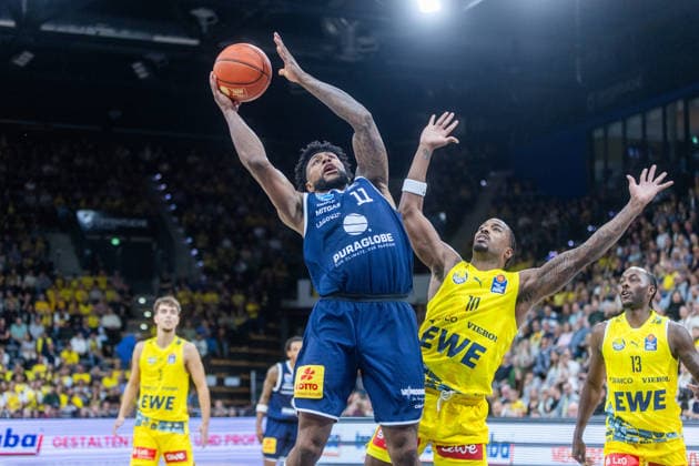 Oldenburg, Lower Saxony, Germany, September 20, 2026, Anthony Gaines (left), Syntainics MBC, and Nate Johnson (right), EWE Baskets Oldenburg; EWE Baskets Oldenburg vs. Syntainics MBC; Basketball; 1; Basketball Bundesliga; 2026–2027 season, Matchday 1, Grosse EWE Arena: EWE Baskets Oldenburg vs. Syntainics MBC Weißenfels www.andreas-burmann.de