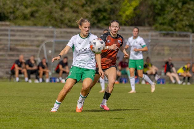 Ingolstadt, Germany, September 20, 2026, 2nd Bundesliga Women 2026–2027, Match 7: FC Ingolstadt 04 vs. Borussia Mönchengladbach. Pictured, from left, in a tackle: Marlene Deyß (BMG) and Paula Vidovic (FCI). DFL and DFB regulations prohibit any use of photographs as image sequences and or quasi-video. ESV Stadion Bayern Copyright: xFotostandx xSchäferx