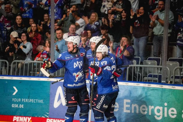 September 20, 2026, xwppx, Penny DEL Ice Hockey, Adler Mannheim vs. Eisbären Berlin: Celebration after a goal by Tom Kühnhackl, Adler Mannheim
