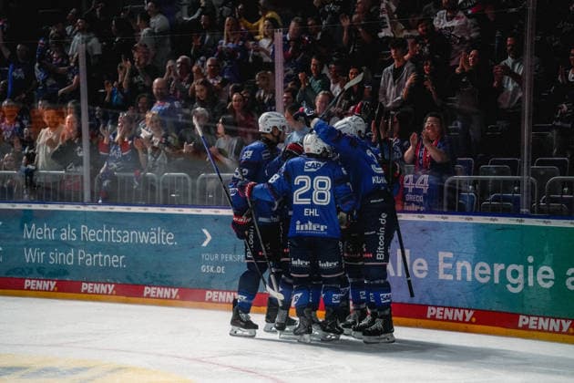 September 20, 2026, xwppx, Penny DEL Ice Hockey, Adler Mannheim vs. Eisbären Berlin: Celebration after a goal by Tom Kühnhackl, Adler Mannheim