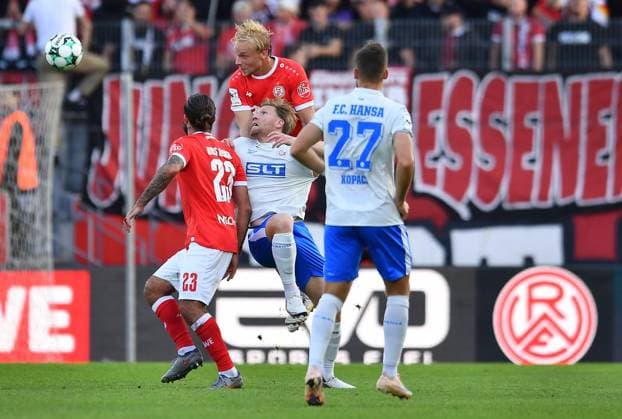 Rot Weiss Essen vs. Hansa Rostock ** FOR EDITORIAL USE ONLY ** EDITORIAL USE ONLY ** p Soccer 3rd Division, Matchday 7: Rot-Weiss Essen vs. Hansa Rostock on September 20, 2026, at the Stadion an der Hafenstrasse in Essen. Jose Enrique Rios Alonso (Rot-Weiss Essen), in front; Ben Hüning (Rot-Weiss Essen), above; Andreas Voglsammer (Hansa Rostock), below: Germany, North Rhine-Westphalia, Essen. Copyright ThorstenxTillmann Copyright: ThorstenxTillmann doc87onv7ljedhv9rdzoij ,EDITORIAL USE ONLY Copyright: ThorstenxTillmann