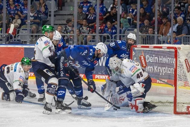 Tom Kühnhackl (34, Mannheim) mit guter Chance für die Adler