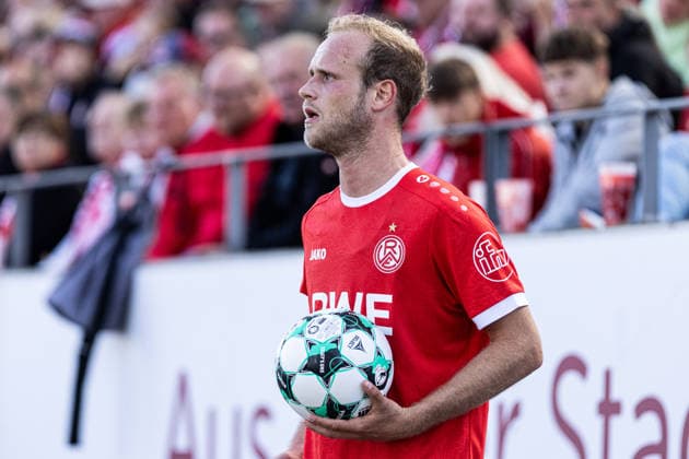 3rd Division, Matchday 7: Rot-Weiss Essen vs. Hansa Rostock, September 20, 2026; Lucas Brumme (Rot-Weiss Essen), 14; 3rd Division, Matchday 7: Rot-Weiss Essen vs. Hansa Rostock, Stadion an der Hafenstraße, Essen, September 20, 2026. DFL regulations prohibit any use of photographs as image sequences and or quasi-video. Copyright: xBEAUTIFULxSPORTS Buriakovx
