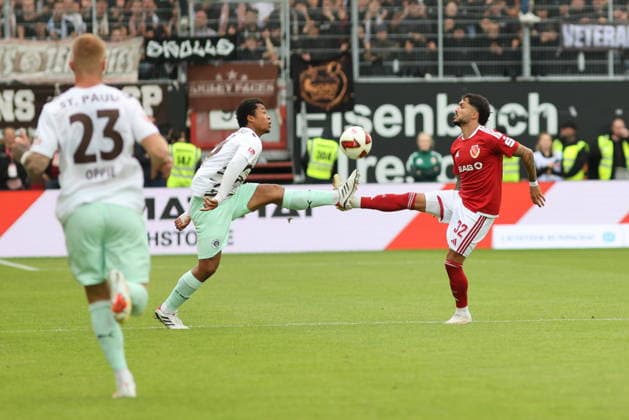 16 Joel Chima Fujita, St. Pauli (L), 32 Leonardo Bittencourt, Energie Cottbus (R) Soccer 2. Bundesliga 2026–2027 FC Energie Cottbus, FC St. Pauli
