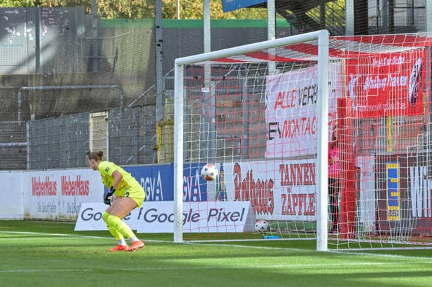 Rafaela Borggraefe (Bayer 04 Leverkusen Women, 12) is unable to stop Cornelia Kramer’s (Bayer 04 Leverkusen Women, 07, leading to the 0–1 goal for GER, SC Freiburg vs. Bayer 04 Leverkusen, Women s Soccer, Bundesliga, Matchday 5, 2026–2027 Season, September 20, 2026 DFB regulations prohibit any use of photographs as image sequences and or quasi-video GER, SC Freiburg vs. Bayer 04 Leverkusen, Women’s Soccer, Bundesliga, Matchday 5, 2026–2027 Season, September 20, 2026, Freiburg Copyright: xEibner-Pressefotox EP_THS