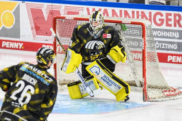 Straubing Tigers vs. Krefeld Pinguine, Ice Hockey, German Ice Hockey League, Penny DEL, Matchday 1, 2026–2027 Season, September 23, 2026, Julius Schulte, Krefeld Pinguine, Men s Ice Hockey, German Ice Hockey League, Penny DEL, Matchday 1, 2026–2027 Season on September 20, 2026, at the Eisstadion am Pulverturm, Straubing Tigers (blue) vs. Krefeld Pinguine (white)