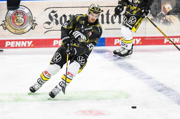 Straubing Tigers vs. Krefeld Pinguine, Ice Hockey, German Ice Hockey League, Penny DEL, Matchday 1, 2026–2027 Season, September 23, 2026, Stuart Percy, Krefeld Pinguine, Men s Ice Hockey, German Ice Hockey League, Penny DEL, Matchday 1, 2026–2027 Season on September 20, 2026, at the Eisstadion am Pulverturm, Straubing Tigers (blue) vs. Krefeld Pinguine (white)