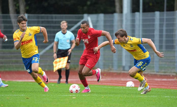 Photo by Jon Willem PAULI: ETV is faster than Niklas TEPE (Atlas), on the right, and Yehya ALALAMI (Atlas), 27-9, Regional League North, Matchday 10 on Sun, Sep 20, 2026: Atlas Delmenhorst vs. ETV Eimsbüttel