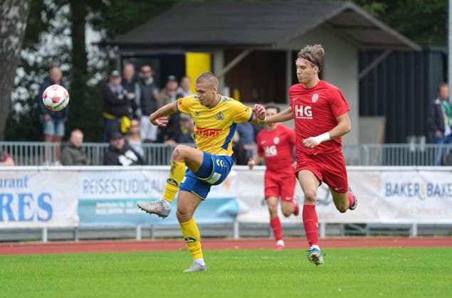 Photo: Yegor MELENIVSKSYI (Atlas), on the left, against Toralf Wilhelm HENSE (ETV). Regional League North soccer, Matchday 10 on Sun, Sept. 20, 2026. Atlas Delmenhorst vs. ETV Eimsbüttel