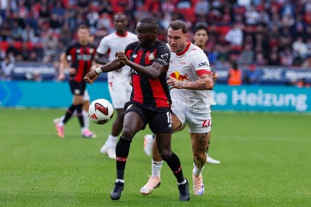 LEVERKUSEN - Moussa Diaby of Bayer Leverkusen battles for possession with David Raum of RB Leipzig during the Bundesliga match between Bayer 04 Leverkusen and RB Leipzig at the BayArena on September 20, 2026, in Leverkusen, Germany. MARCEL TER BALS ANP Bundesliga 2026 27 xVIxANPxSportx xMarcelxterxBalsxIVx 569402855 originalFilename: 569402855.jpg