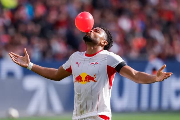 LEVERKUSEN - Christopher Nkunku of RB Leipzig with a balloon during the Bundesliga match between Bayer 04 Leverkusen and RB Leipzig at the BayArena on September 20, 2026 in Leverkusen, Germany. MARCEL TER BALS ANP Bundesliga 2026 27 xVIxANPxSportx xMarcelxterxBalsxIVx 569402867 originalFilename: 569402867.jpg