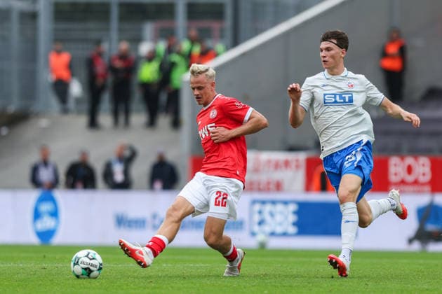 Soccer, 3rd Division, Matchday 7: Rot Weiss Essen vs. Hansa Rostock on September 20, 2026, at the Stadion an der Hafenstraße in Essen. Janne Sietan (Essen, left); Peter Kiedl (Rostock, right). DFB regulations prohibit any use of photographs as image sequences and or quasi-video. xJRx