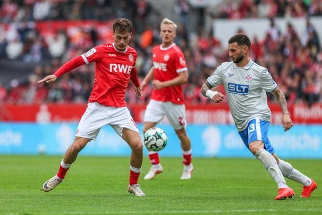 Soccer, 3rd Division, Matchday 7: Rot Weiss Essen vs. Hansa Rostock on September 20, 2026, at the Stadion an der Hafenstraße in Essen. Marvin Obuz (Essen, left), Leon Dajaku (Rostock, right). DFB regulations prohibit the use of photographs as image sequences and or quasi-video. xJRx