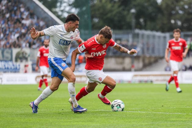 Soccer, 3rd Division, Matchday 7: Rot Weiss Essen vs. Hansa Rostock on September 20, 2026, at the Stadion an der Hafenstraße in Essen. Florian Bohnert (Rostock), left; Marvin Obuz (Essen), right. DFB regulations prohibit any use of photographs as image sequences and or quasi-video. xJRx