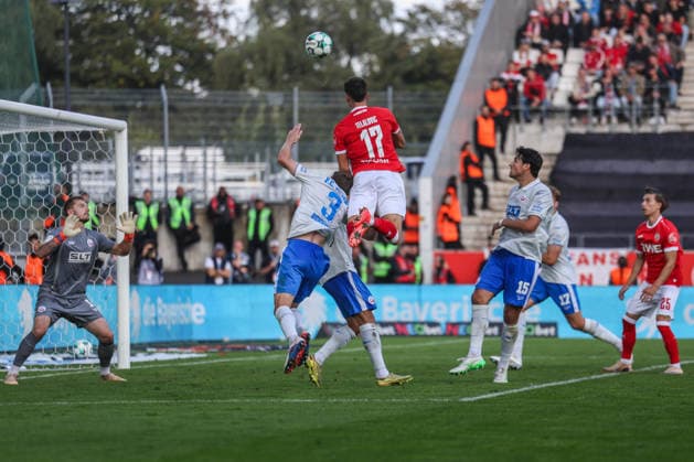 Soccer, 3rd Division, Matchday 7: Rot Weiss Essen vs. Hansa Rostock on September 20, 2026, at the Stadion an der Hafenstraße in Essen. Semir Telalovic of Essen heads the ball. DFB regulations prohibit any use of photographs as image sequences and or quasi-video. xJRx